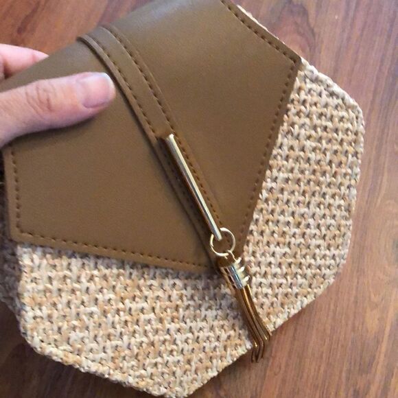 Adorable tassel and jute Crossbody bag with gold chain. - Picture 8 of 8